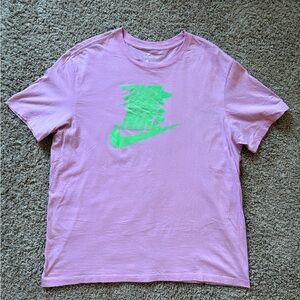 NIKE Logo Seasonal Statement Green Squiggle Swoosh Graphic Pink T-Shirt Men’s XL